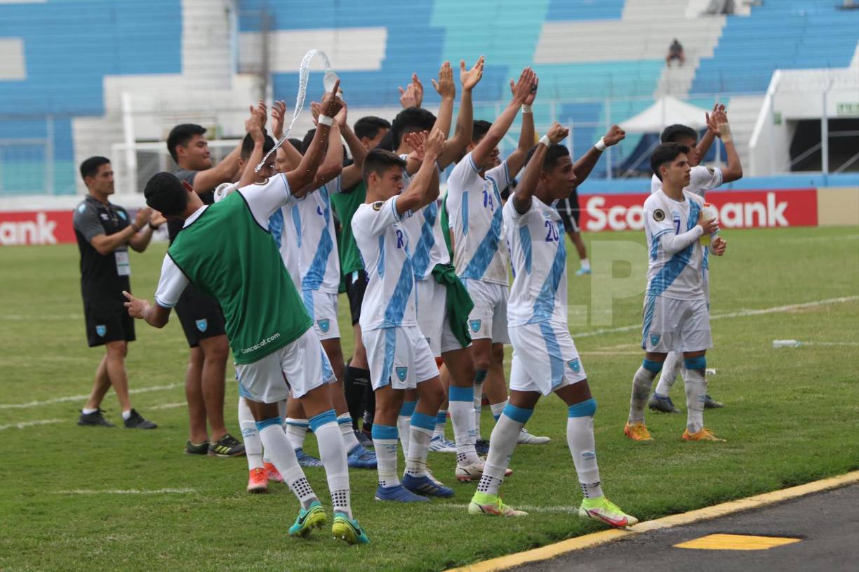 La plantilla de Guatemala celebró con algunos chapines que se hicieron presentes al recinto deportivo de Tegucigalpa.