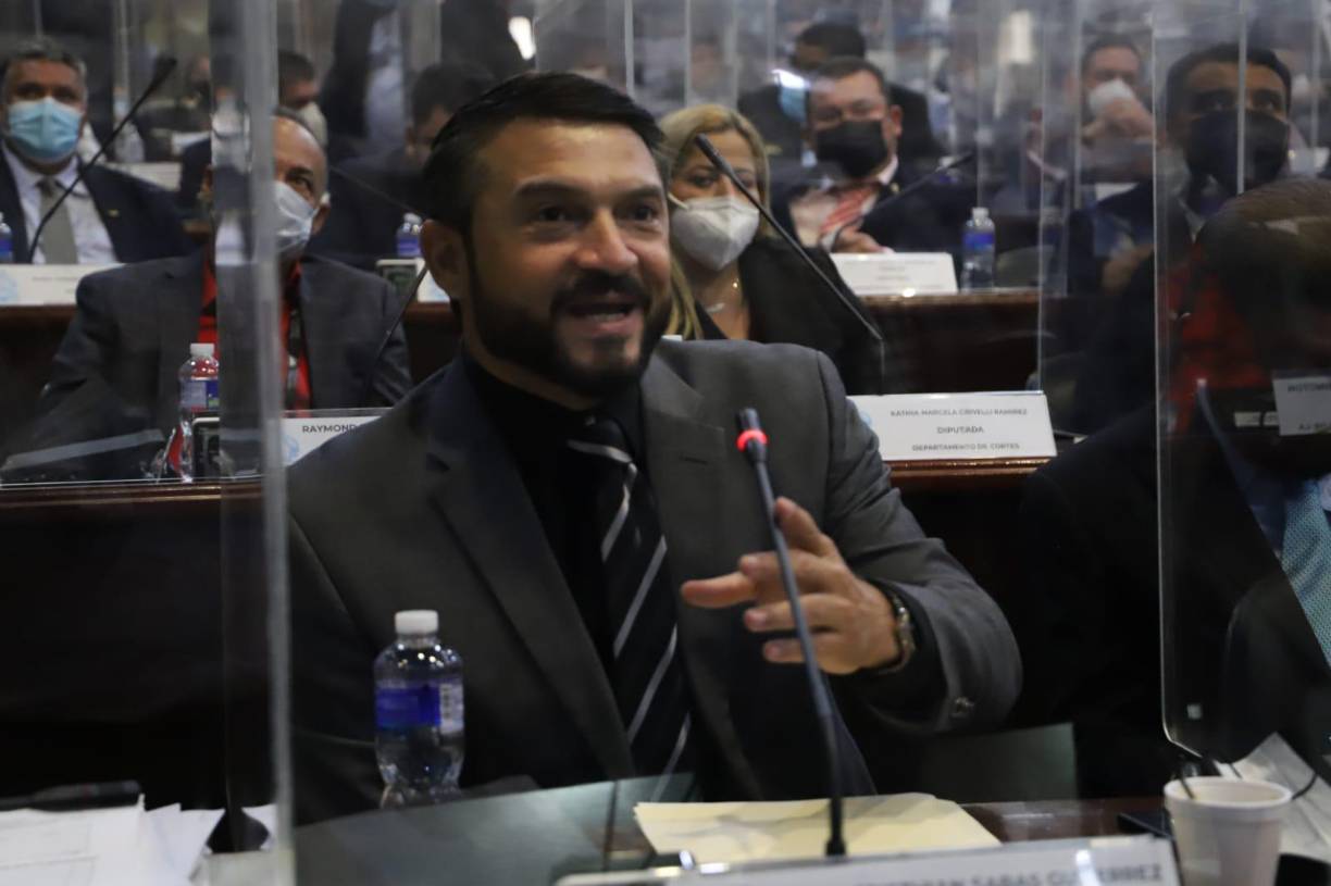 “Uno en la vida debe ser claro. Soy respetuoso de las orientaciones y gustos de cada quien, pero mi voto es No. Para evitar un debate estéril en el tema de los matrimonios gay y el aborto, voy a proponer que el pueblo decida en un plebiscito. Lo que la mayoría diga, se debe respetar”, expresó el diputado del Partido Liberal, Yury Sabas. 