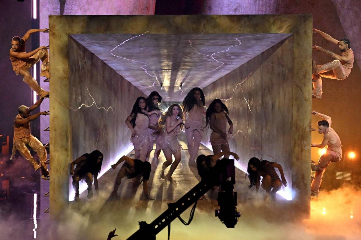 Al comenzar su potente popurrí con “She Wolf”, la superestrella colombiana apareció dentro de una especie de cubo, cambiando de posturas de yoga como en trance antes de pasar de un movimiento robótico a uno fluido.