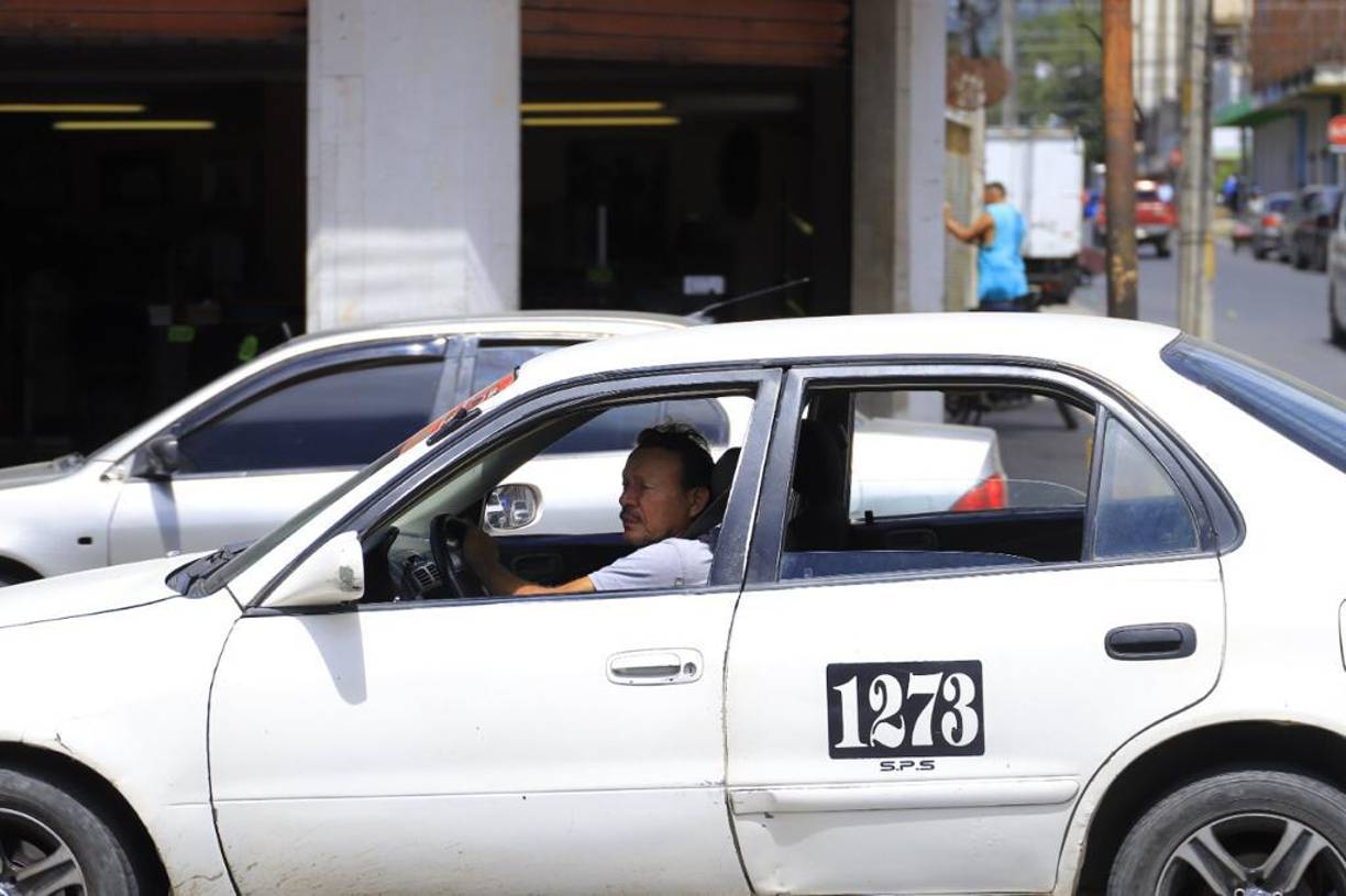 ARTÍCULO 100 - INFRACCIONES LEVES (multa de 300 lempiras)- Bloquear u obstaculizar la circulación conduciendo a baja velocidad. - Negarse a recibir la esquela de infracción