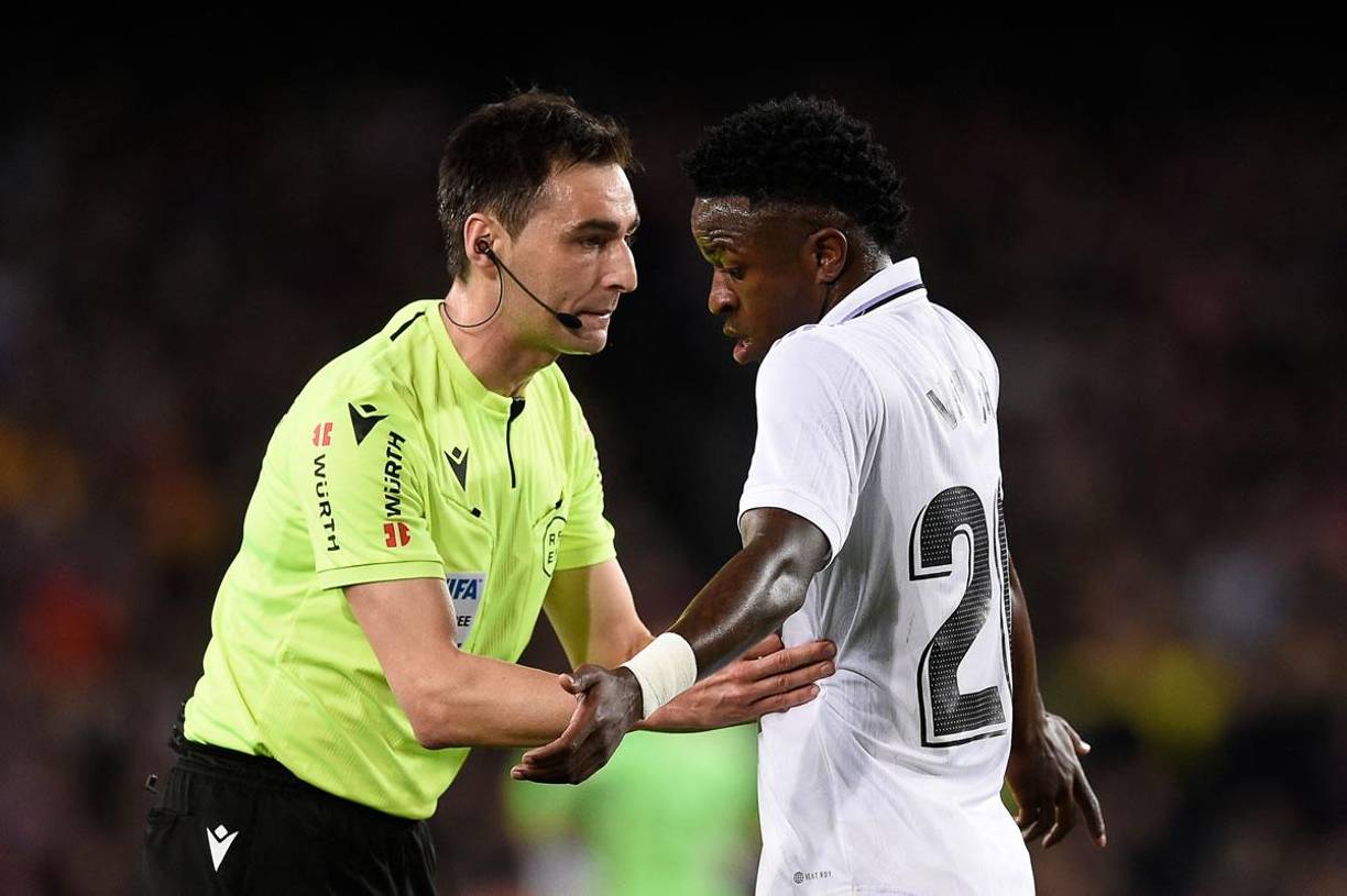 Vinicius le reclama al árbitro Ricardo de Burgos Bengoetxea durante el Clásico.