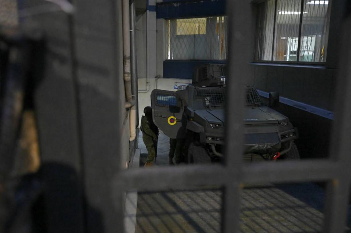 Y la Alianza Bolivariana para los Pueblos de Nuestra América (ALBA) consideró que el “insólito allanamiento de la Embajada”, así “como el secuestro del exvicepresidente” y “el maltrato a todo el personal diplomático mexicano conforman graves violaciones al derecho internacional sin precedentes”.