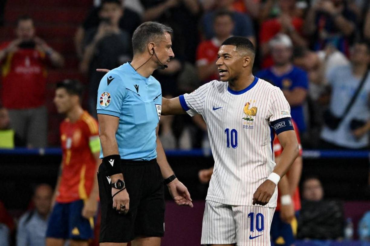 Mbappé le reclamó al árbitro central en varios tramos del juego.