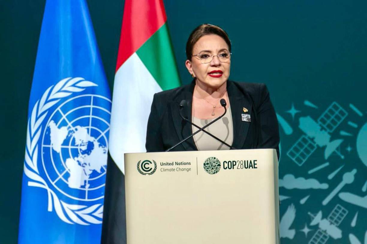 Aseguró además que en la actualidad se está “al borde, en un punto de no retorno climático” y que, según datos científicos, en 4 años más “los efectos para la humanidad serán irreversibles”. La presidenta hondureña considera que las acciones de la comunidad internacional “han sido insuficientes” y que el sistema del mercado “voraz ha llevado a un sobreconsumo desenfrenado” en el mundo.