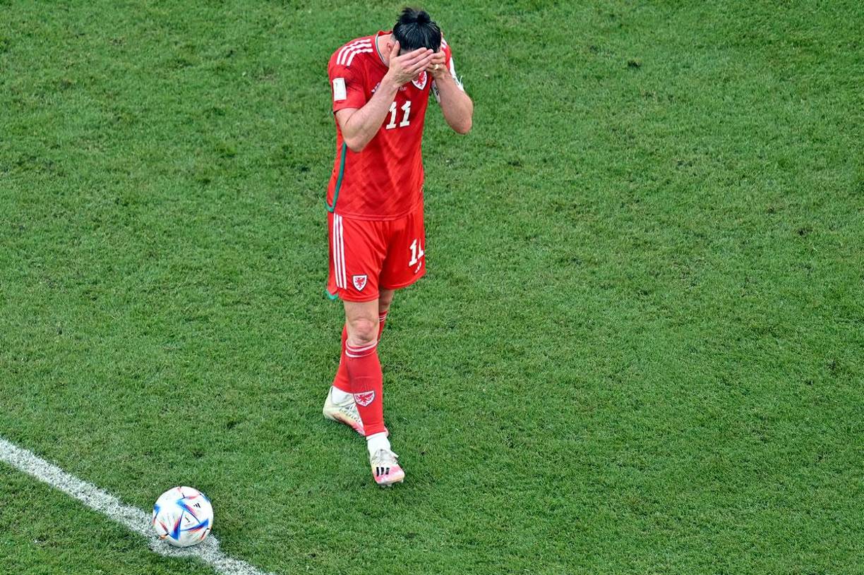 Gareth Bale, cabizbajo por la dolorosa derrota de Gales contra Irán.