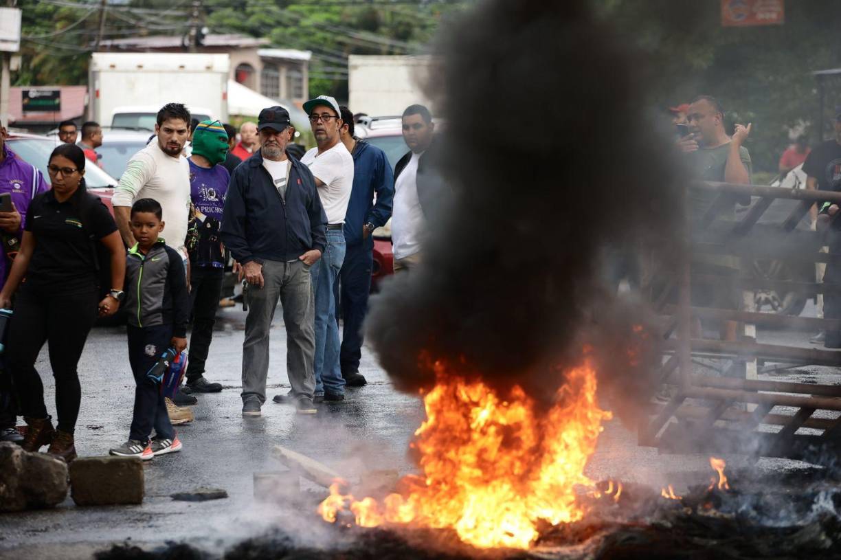 Los elementos policiales llegaron al lugar desde las 2:00 de la madrugada para evitar que los locales bloquearan las dos trochas del bulevar del norte. 