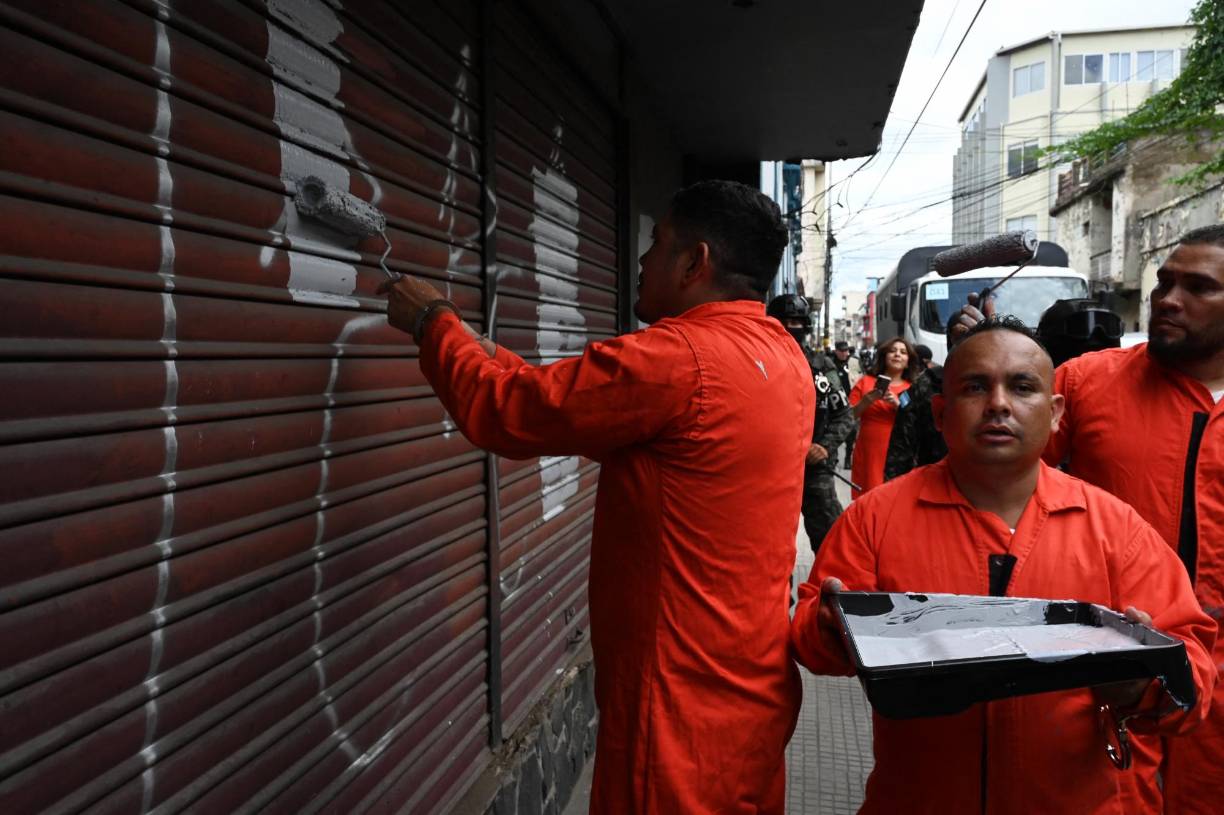 “Estamos aquí (...) tapando las manchas que había en las paredes y creo que es algo bueno para la sociedad”, dijo uno de los reos a periodistas.