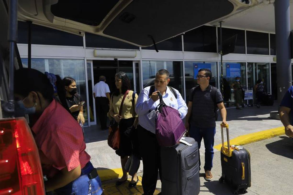 Solo ayer llegó una delegación de 336 personas que fueron recibidas por autoridades de Turismo y el cuadro artístico Oro Lenca en el aeropuerto internacional Ramón Villeda Morales.