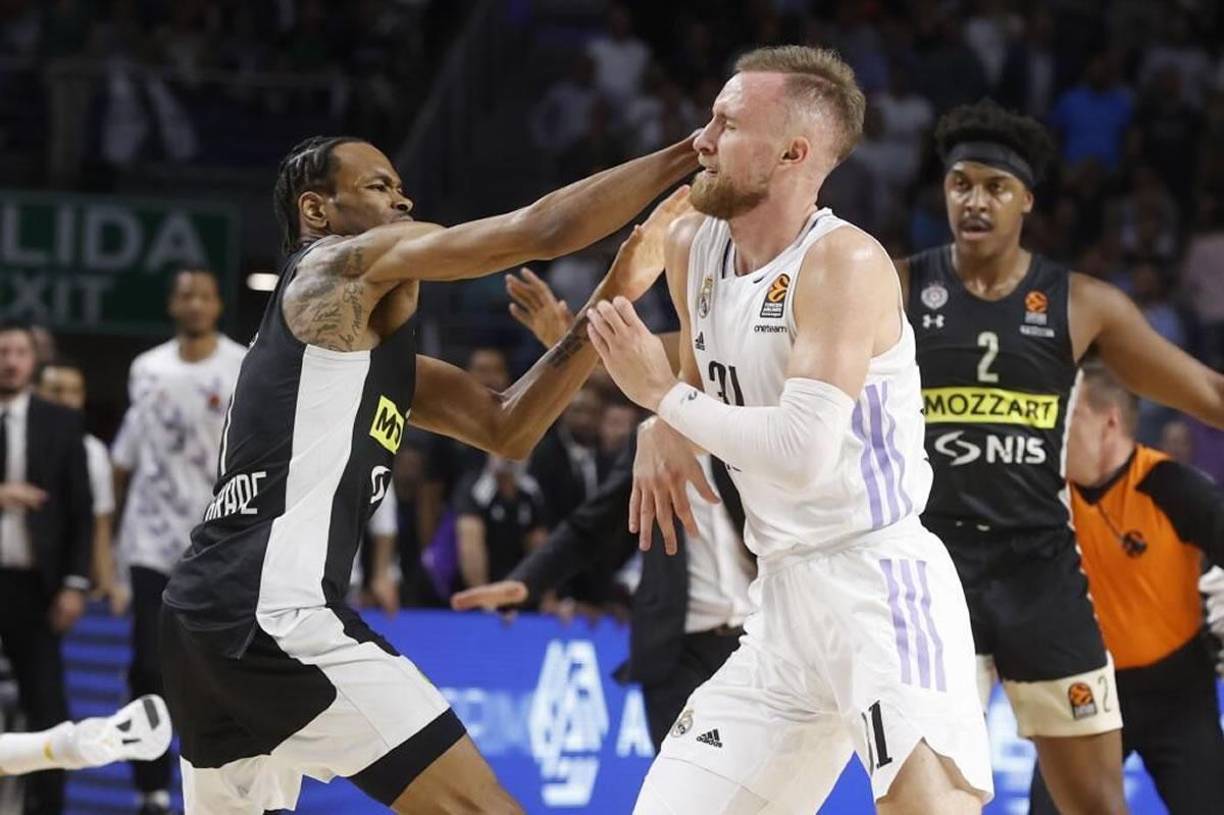 Ya en plena pelea, Kevin Punter le soltó un puñetazo al bosnio Dzanan Musa.