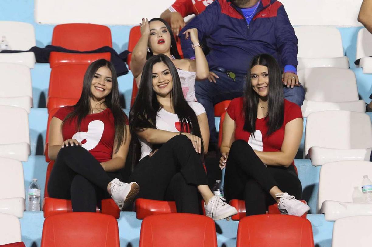 Las bellas chicas en el sector de silla del estadio Nacional Chelato Uclés.