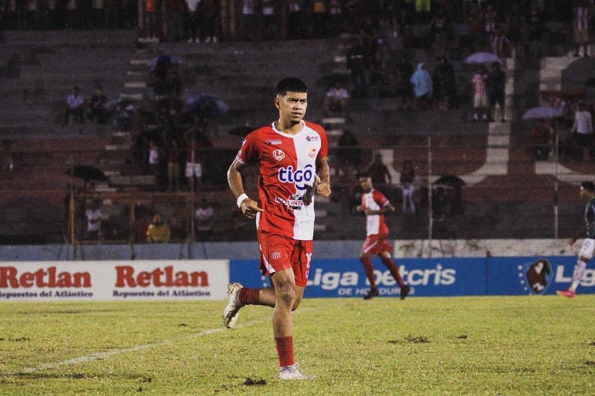 El joven lateral izquierdo Jhen Clever Portillo está entrenando con su equipo Lone FC de la Segunda División, pendiente de su situación con el Vida, club con el que jugó el torneo pasado. El jugador de 21 años ha despertado el interés del Motagua.
