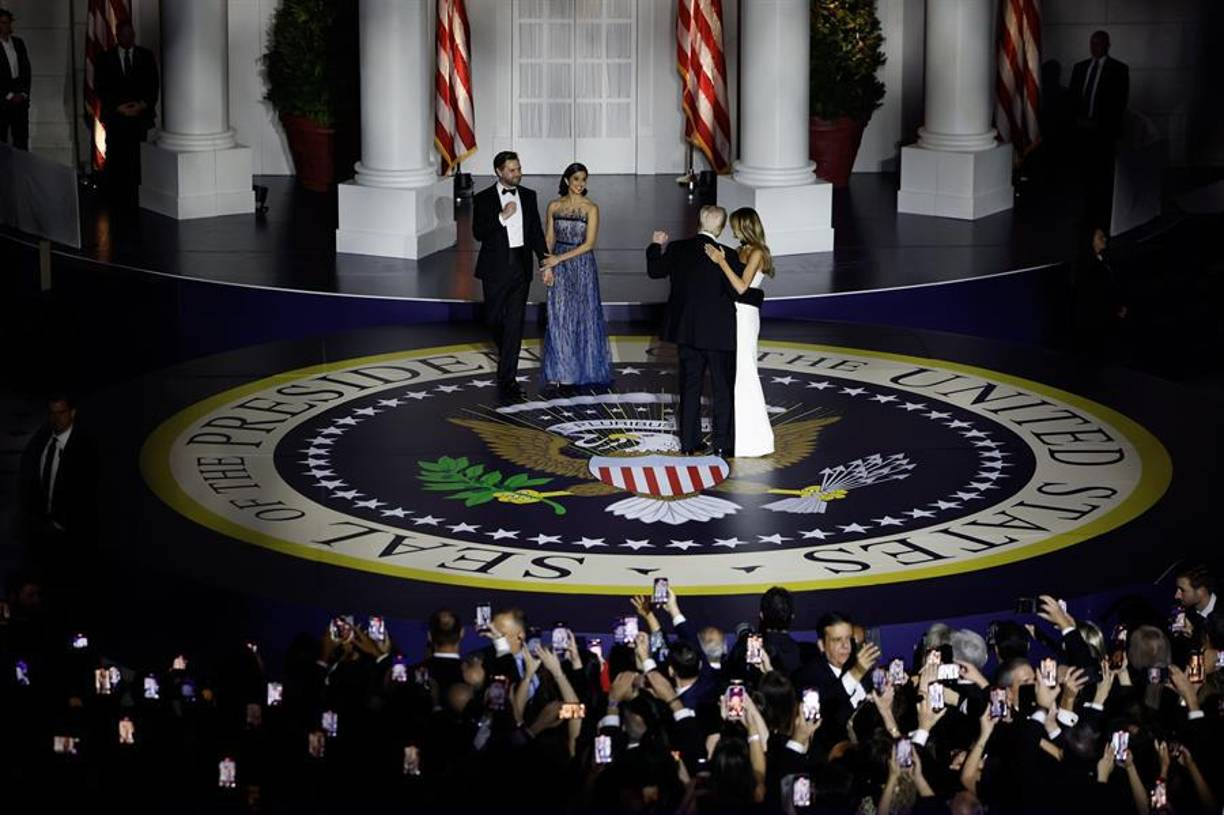 Los Trump empezaron a bailar ese himno en solitario, para ser seguidos después sobre el escenario por el vicepresidente, JD Vance, y su esposa, Usha.