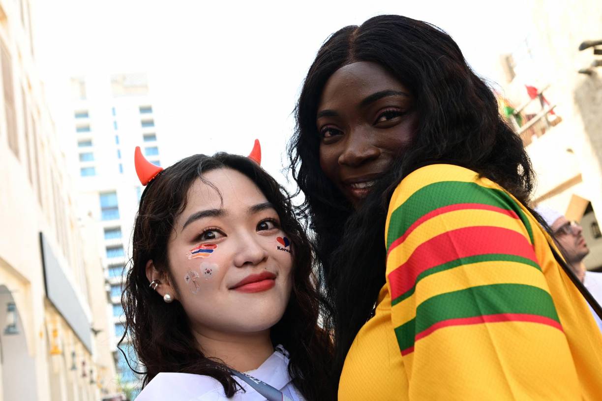 Previo al encuentro, estas aficionadas estuvieron apoyando a sus equipos fuera del recinto