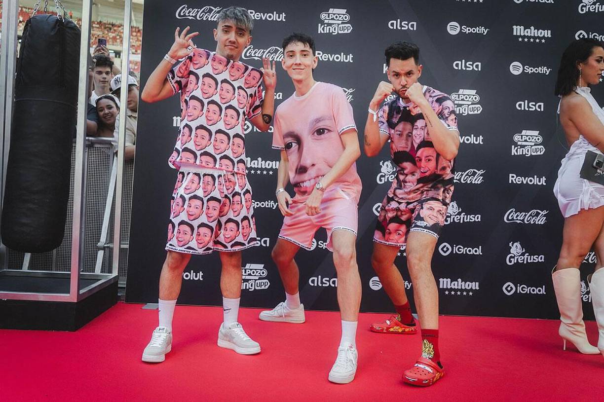 Los streamers Vicens, TheGrefg y Agustín llegaron con vestimentas en apoyo al peleador Ampeter.