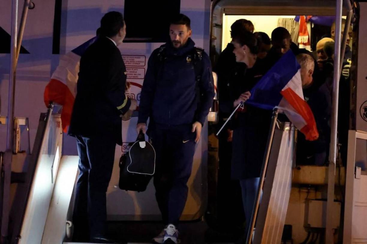 El portero y capitán, Hugo Lloris con un rostro serio, fue el primero en salir del avión.