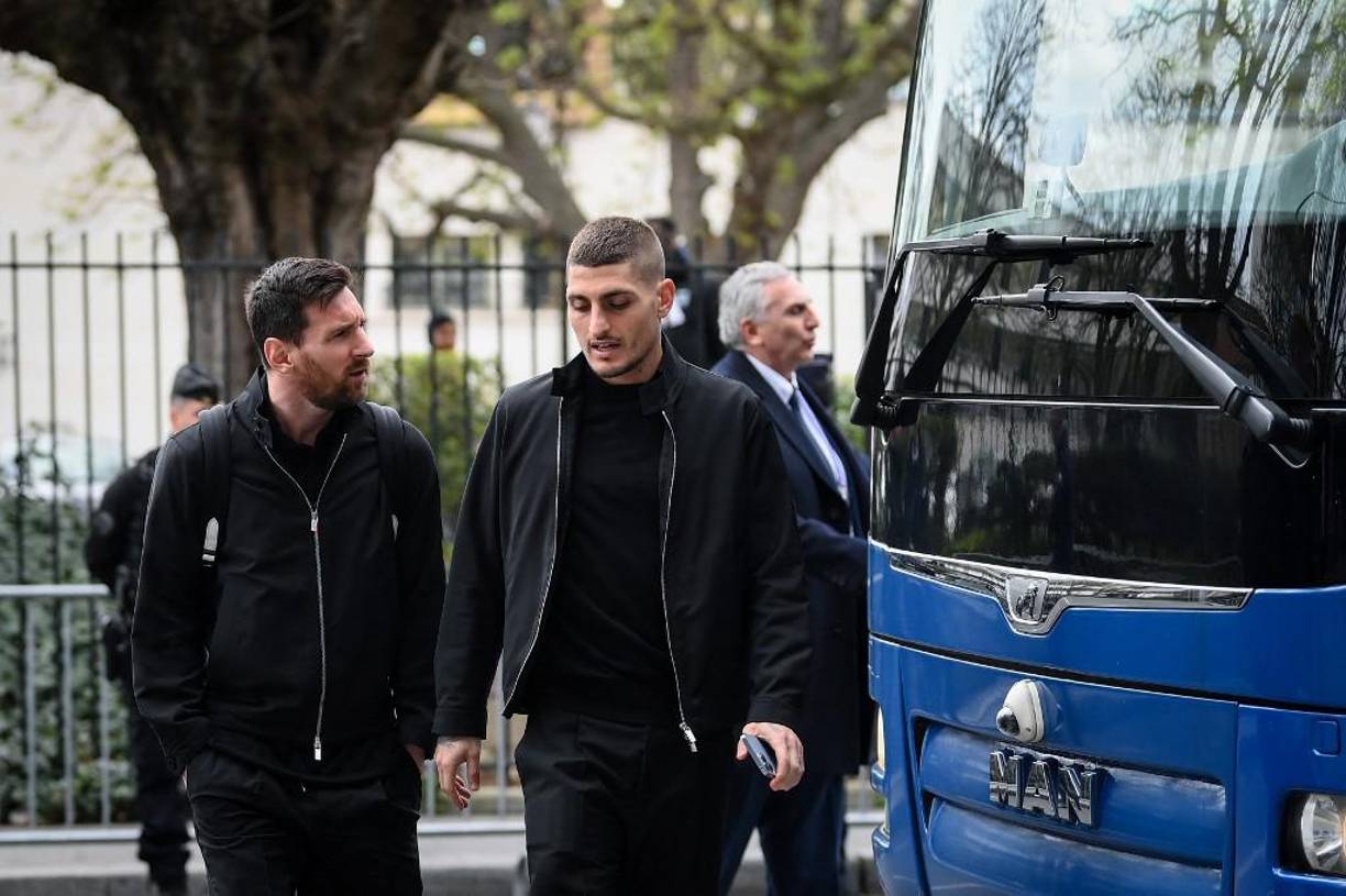 Lionel Messi bajó del autobús junto a su compañero Marco Veratti sin imaginar lo que iba a ocurrirle. 