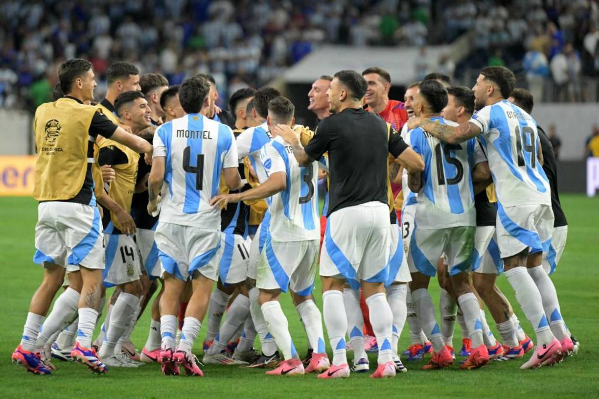 Argentina clasificó a semifinales de la Copa América al derrotar por penales 4-2 a Ecuador, con un Dibu Martínez que atajó dos disparos de la Tri y pese a que Lionel Messi falló uno de los disparos.