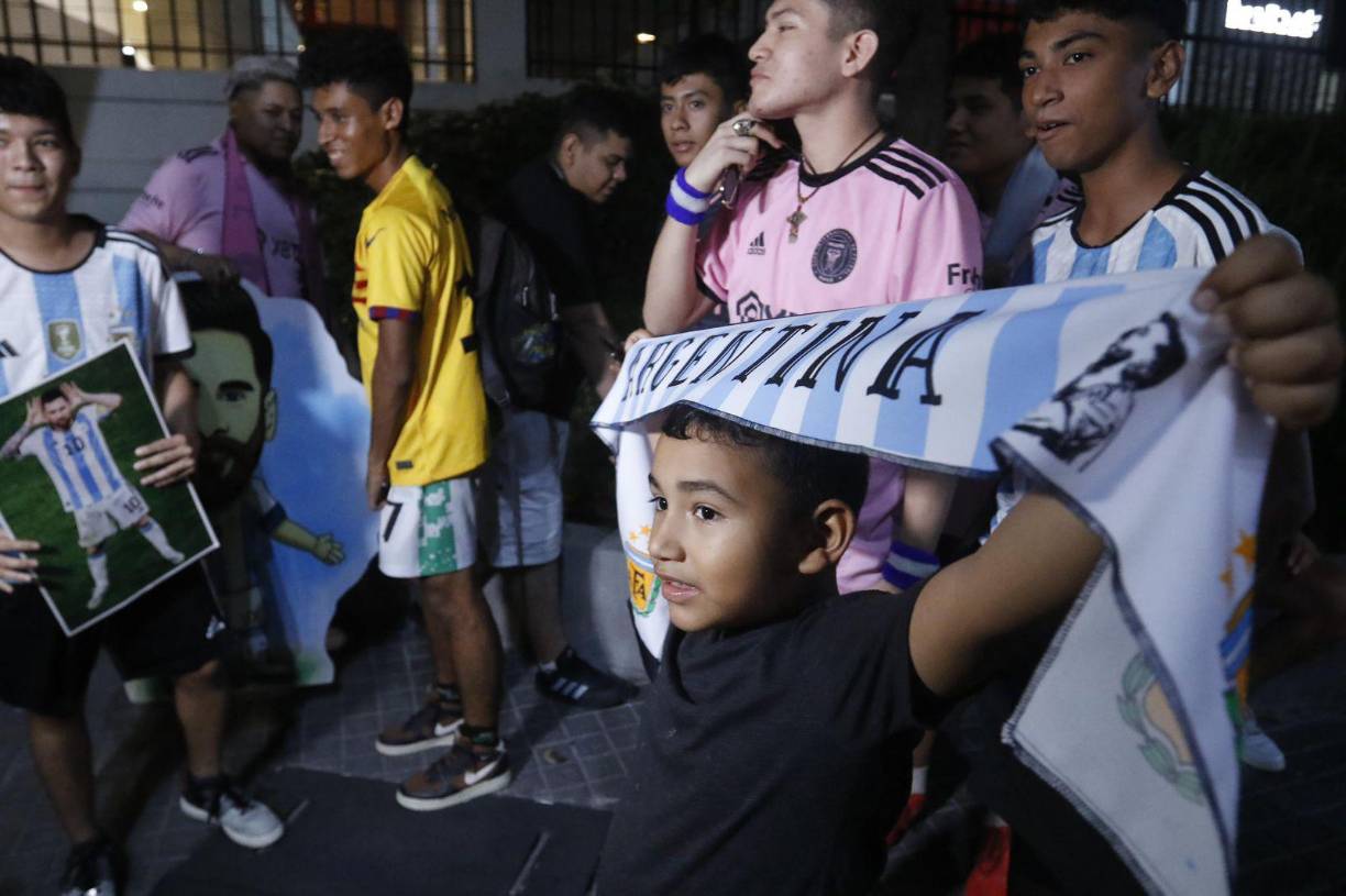 Nuestro fotógrafo Neptalí Romero, capturó las mejores imágenes del ambiente antes del arribo del Inter Mami de Lonel Messi en El Salvador. 