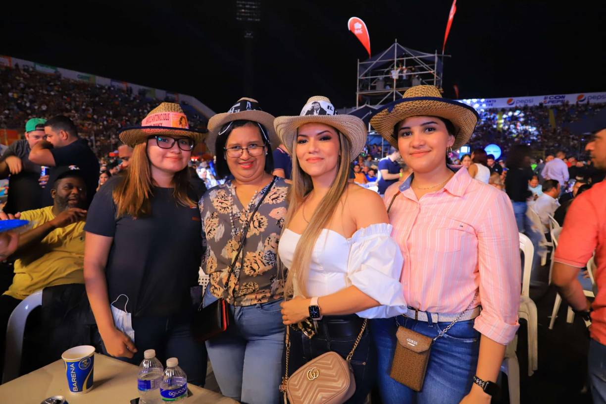 “El Buki” se robó el corazón de los sampedranos con sensacional concierto. 