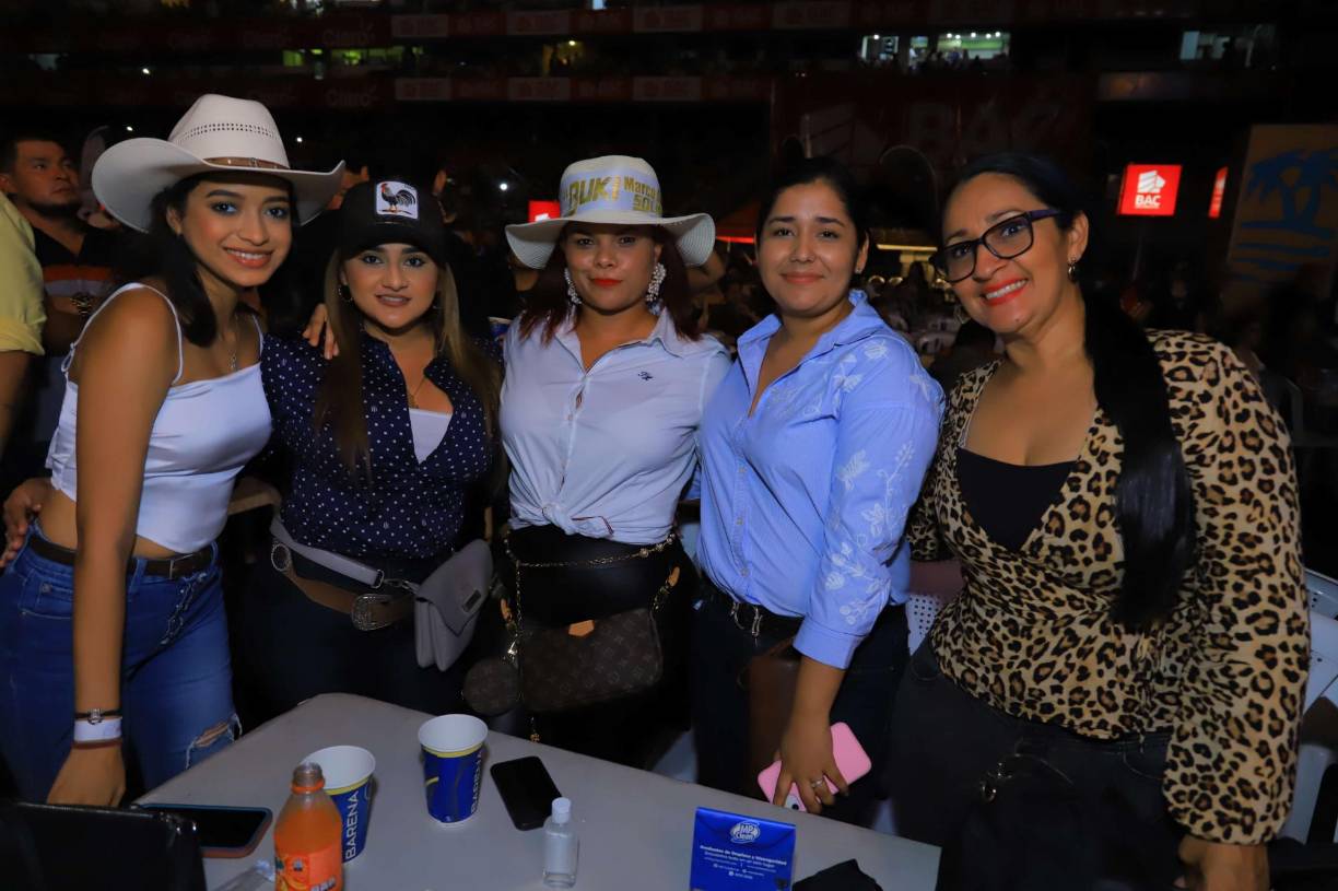 FOTOS: Así disfrutaron los sampedranos del concierto de “El Buki”