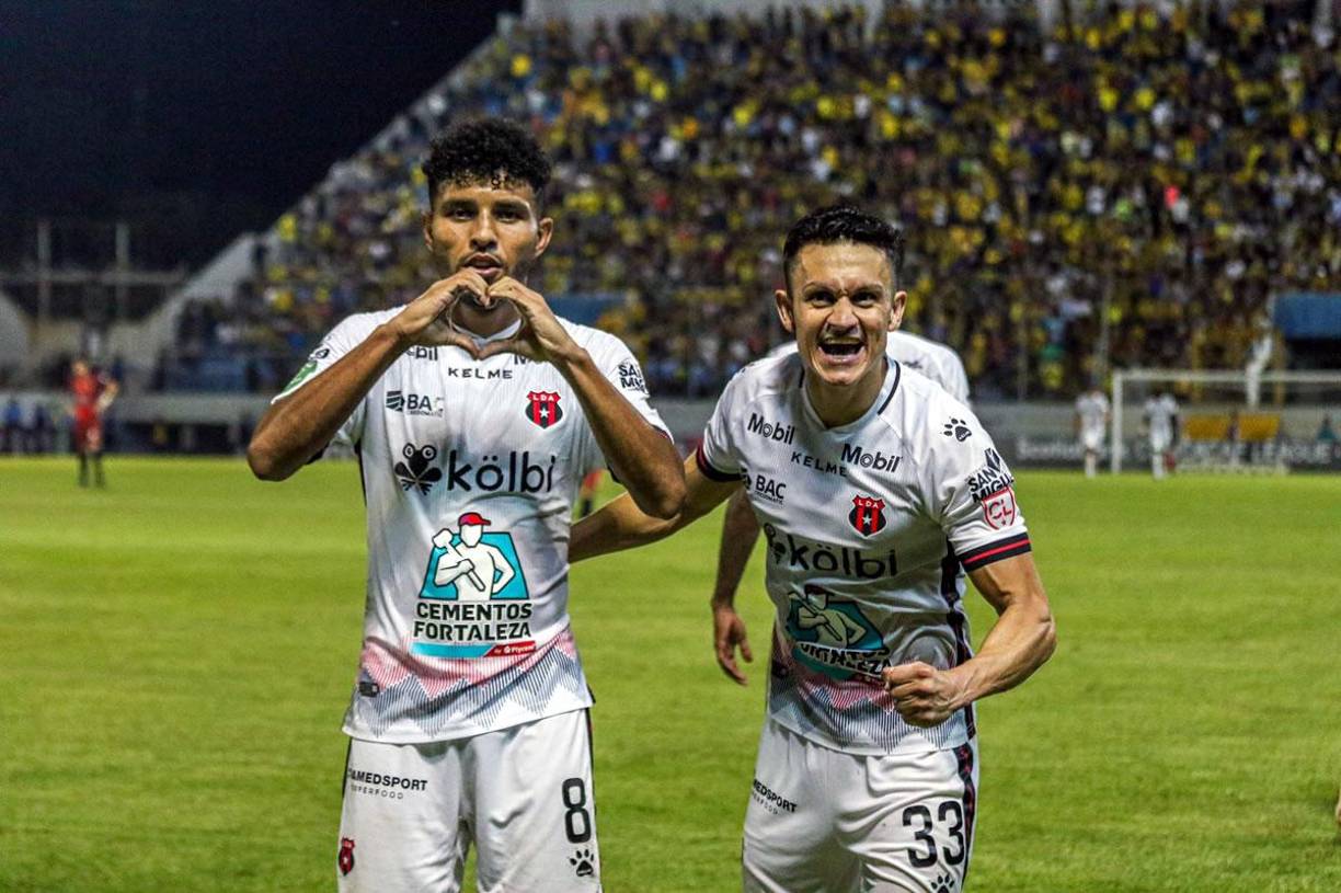 La celebración de Johan Venegas tras su gol para el 0-2 del Alajuelense contra el Real España.