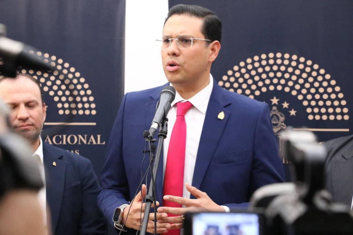 “Si Carlos Zelaya renunció a Libre y Rafael Sarmiento dimitió para someterse a una investigación, con todo respeto, nuestro coordinador Manuel Zelaya debería hacer lo mismo y demostrar su inocencia”, manifestó el diputado Rivera.