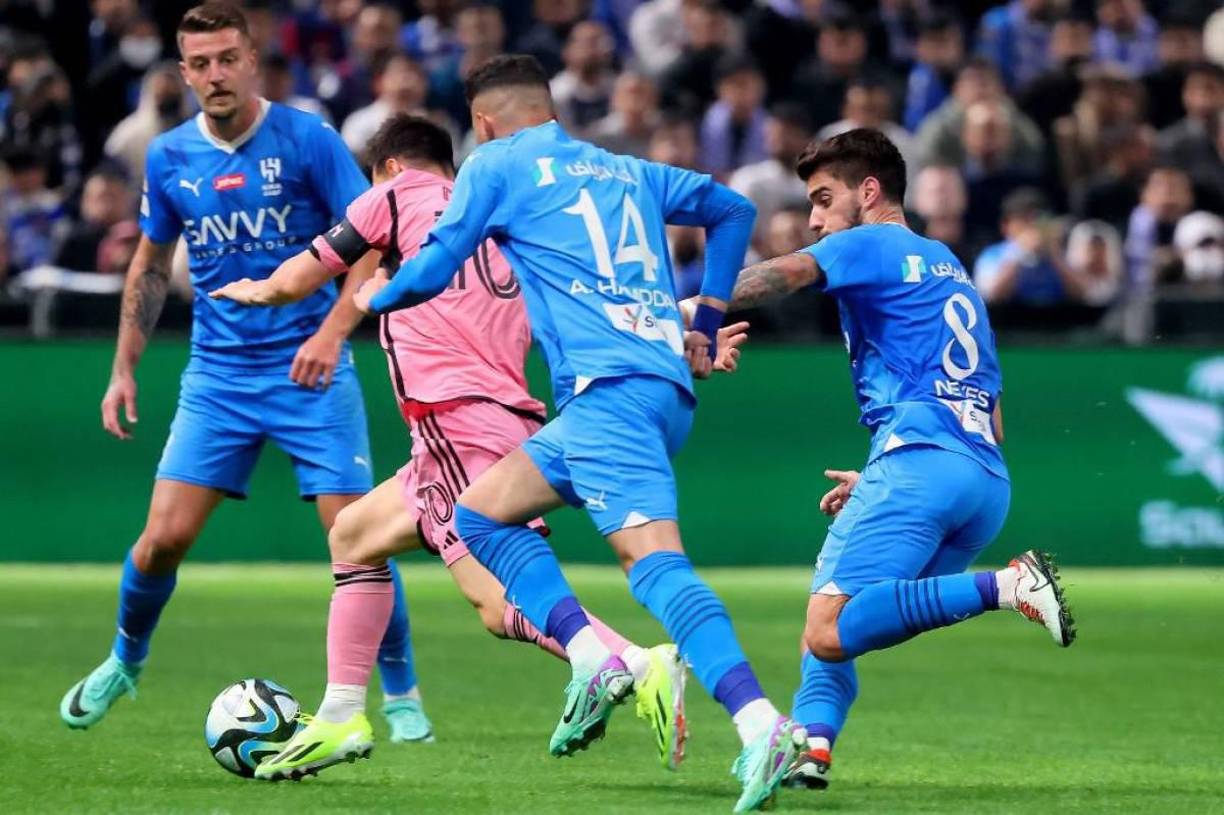 Cuatro minutos después Messi aprovechó un despiste de dos defensores sauditas en el área para anotar el empate, pero el gol fue anulado por fuera de juego en un pase anterior del argentino a Suárez.