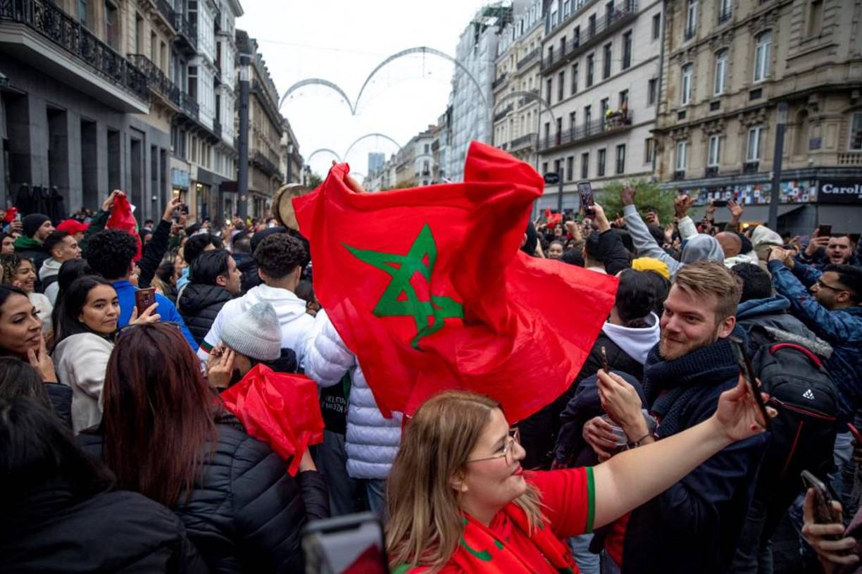 Muchas banderas de Marruecos fueron quemadas. Los disturbios este domingo se circunscriben a al centro de la ciudad, mientras que en otras partes de Bruselas, dónde vive una importante comunidad marroquí, la celebración se produjo de momento sin incidentes. 