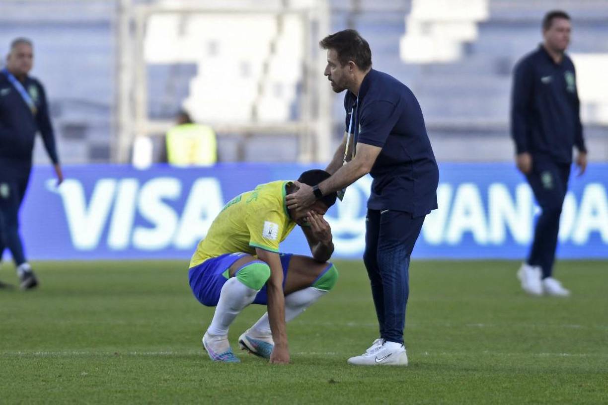 Matheus Martins de Brasil estaba destrozado tras la eliminación. Fue consolado por su director técnico.