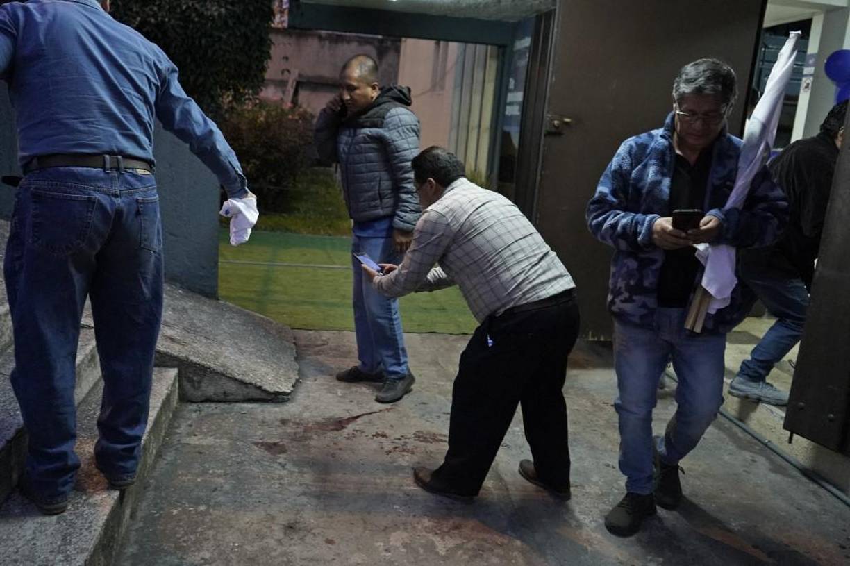 “Indignado y consternado por el asesinato del candidato presidencial <b>Fernando</b> <b>Villavicencio</b>. Mi solidaridad y mis condolencias con su esposa y sus hijas”, expresó Lasso a través de la red social X, antes Twitter.