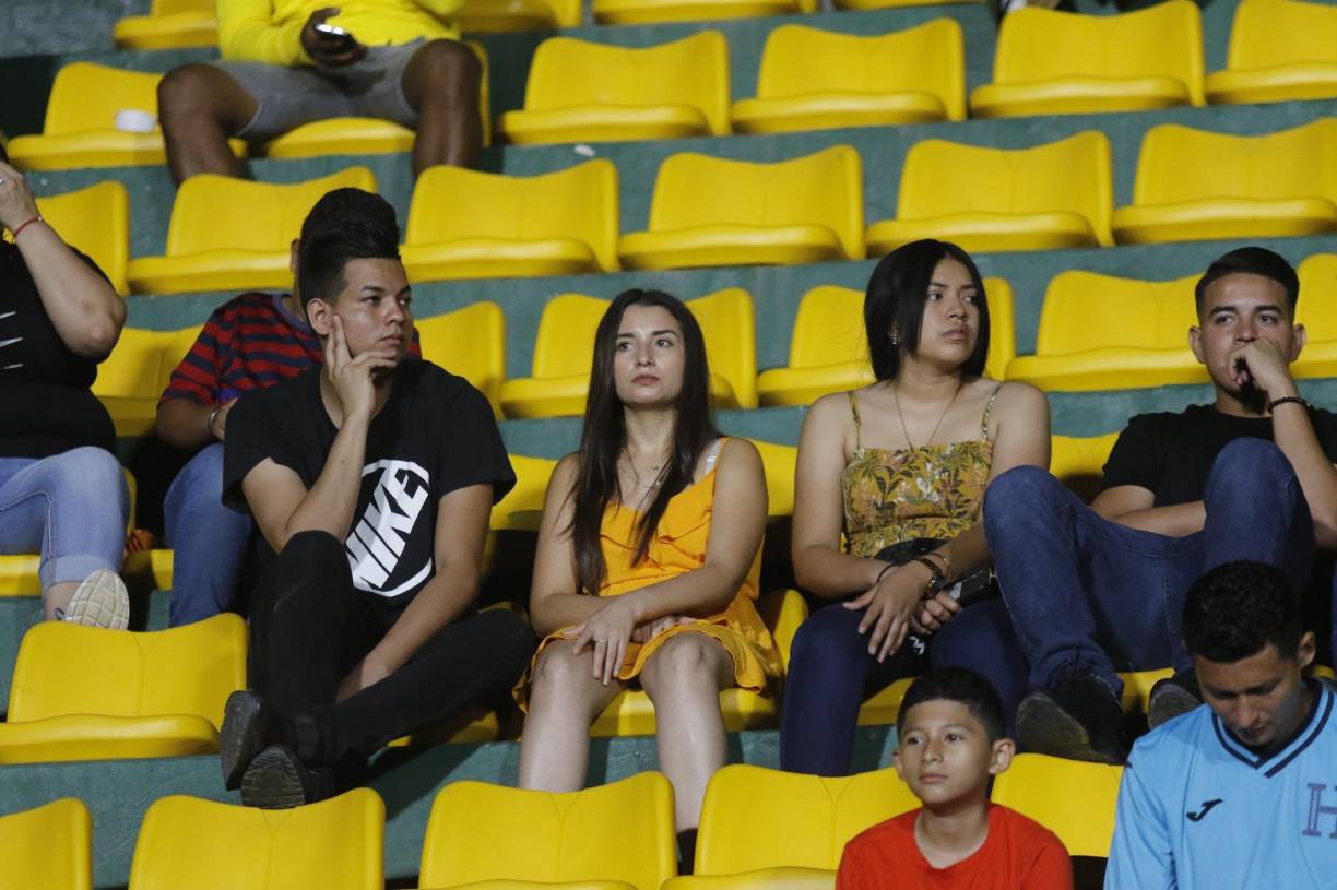 La afición del Parrillas One asistió al feudo en partido que se disputó en horario nocturno.