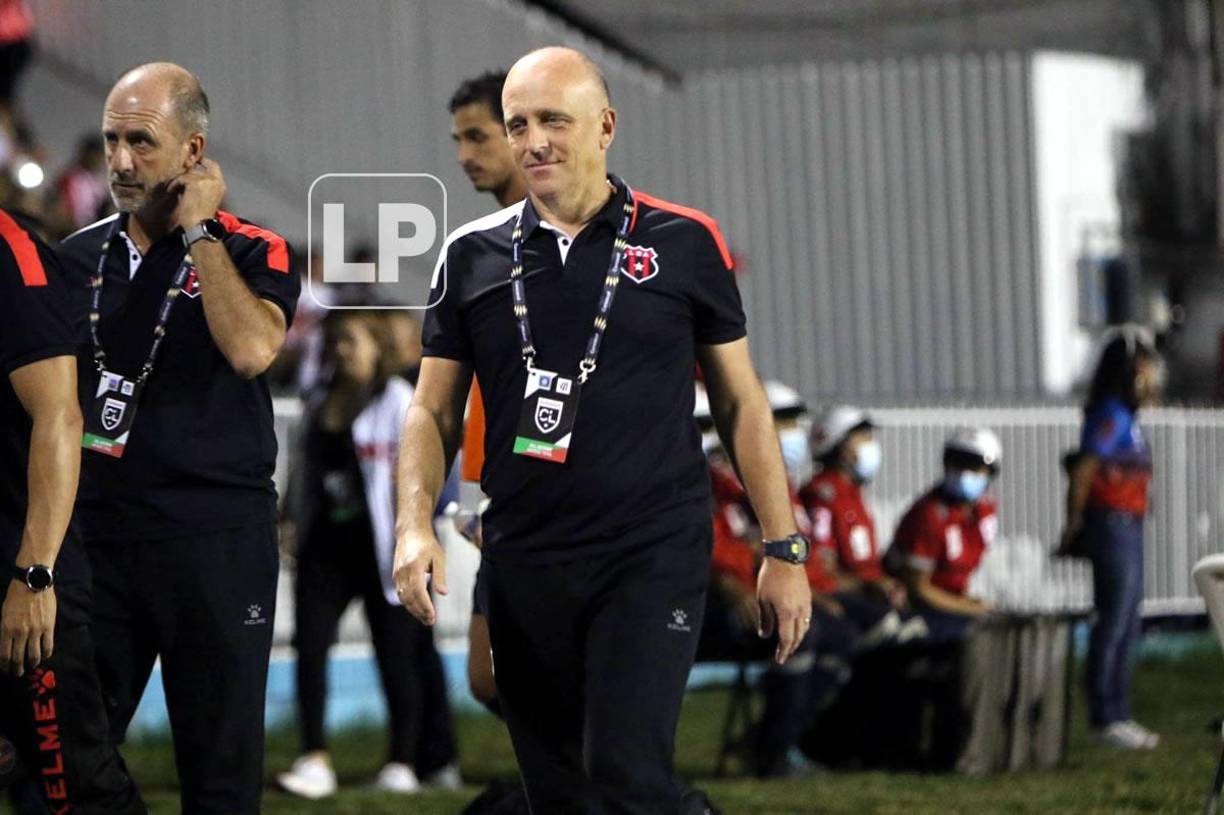 Fabián Coito llegó algo sonriente a su banquillo en el estadio Nacional Chelato Uclés.
