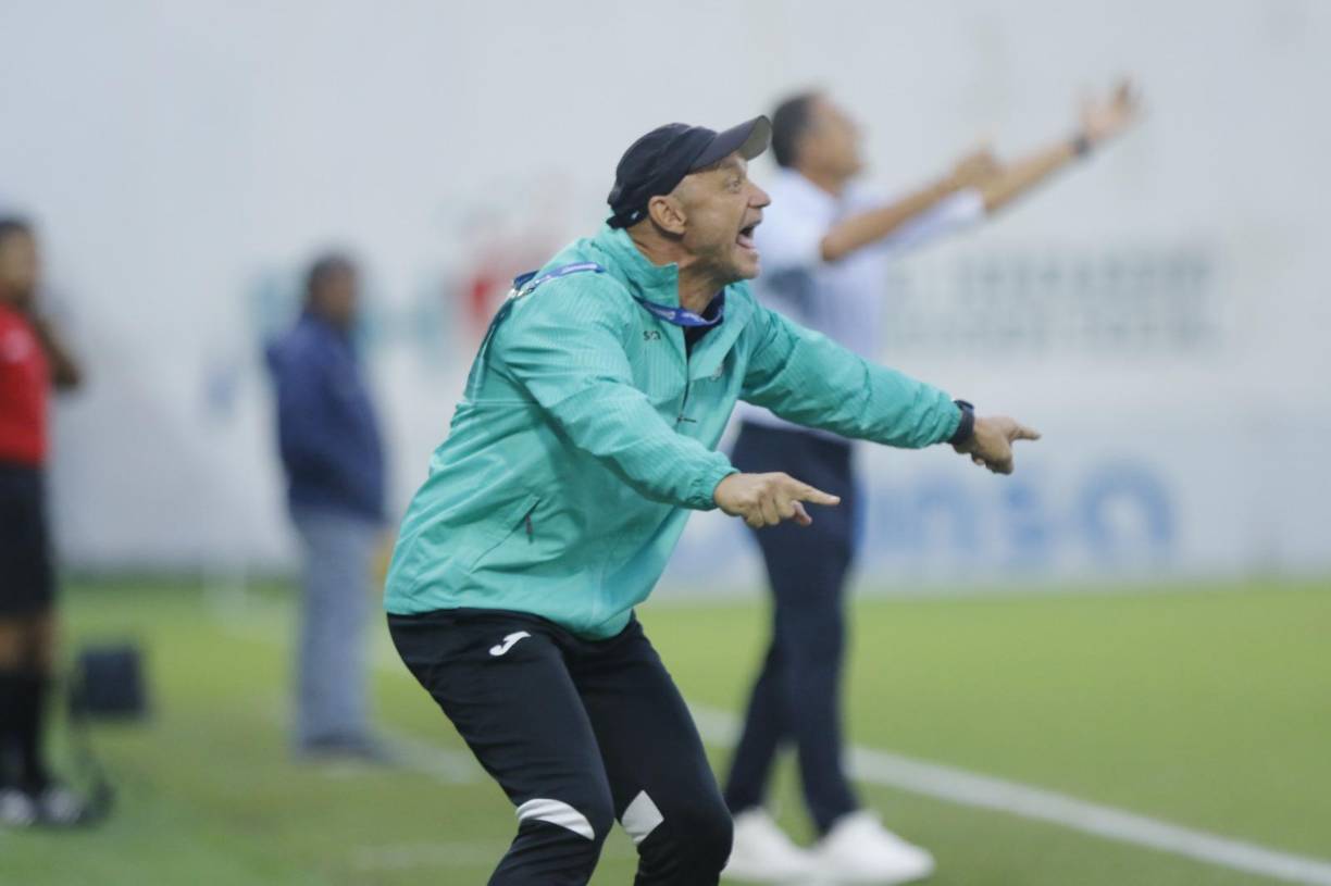 Juan Bertani, preparador físico del Marathón, dando indicaciones de manera intensa a los jugadores.