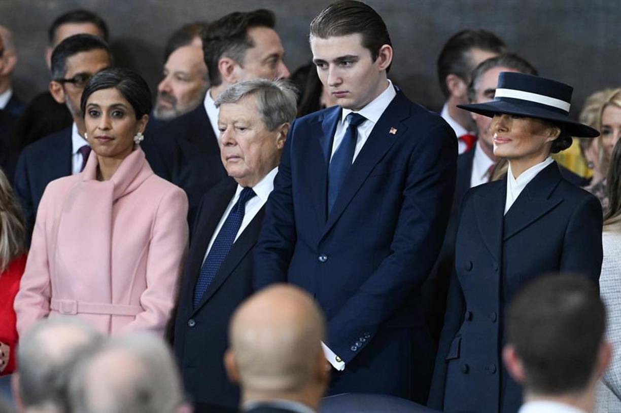 Barron Trump (Nueva York, 2006) sobresalió entre la élite presente en la toma de posesión de su padre el pasado lunes no solo por su altura, sino también por un porte serio en el que muchos seguidores del movimiento MAGA (Hacer América grande de nuevo, en inglés) atisbaron un brillante porvenir, según decenas de comentarios en X.