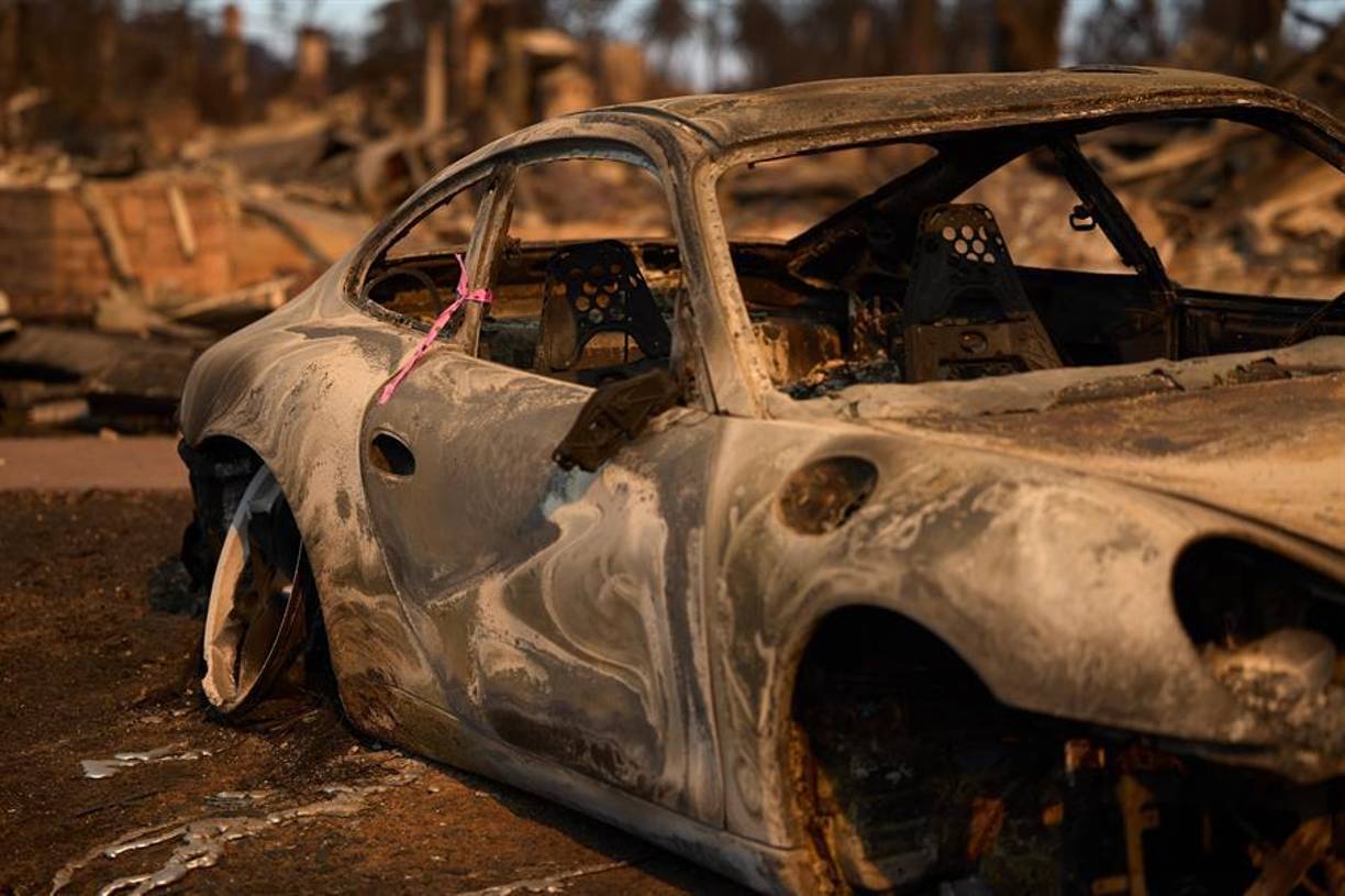 Además, las llamas que comenzaron el pasado martes son las responsables de por lo menos 12.000 edificaciones y vehículos siniestrados, y de decenas de miles de personas evacuadas.