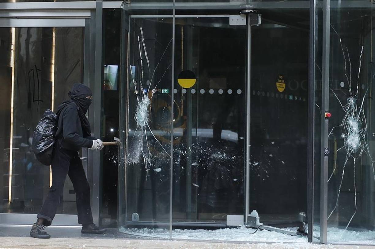 Detrás de los padres y madres, miles de estudiantes, activistas y ciudadanos de diferentes estados del país se unieron a la protesta, donde también hubo algunos desmanes, pintadas, destrozos y petardos lanzados por un grupo de manifestantes ajenos a los estudiantes, que rebasaron las vallas metálicas con las que fueron protegidos edificios y negocios de la zona.