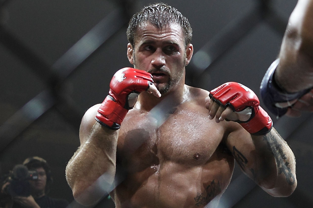 Durante la investigación Baroni ha alegado que “arrojó a su novia a la ducha” y ella resbaló y se golpeó la cabeza en numerosas ocasiones, estos golpes fueron los que provocaron la muerte de la mujer. 