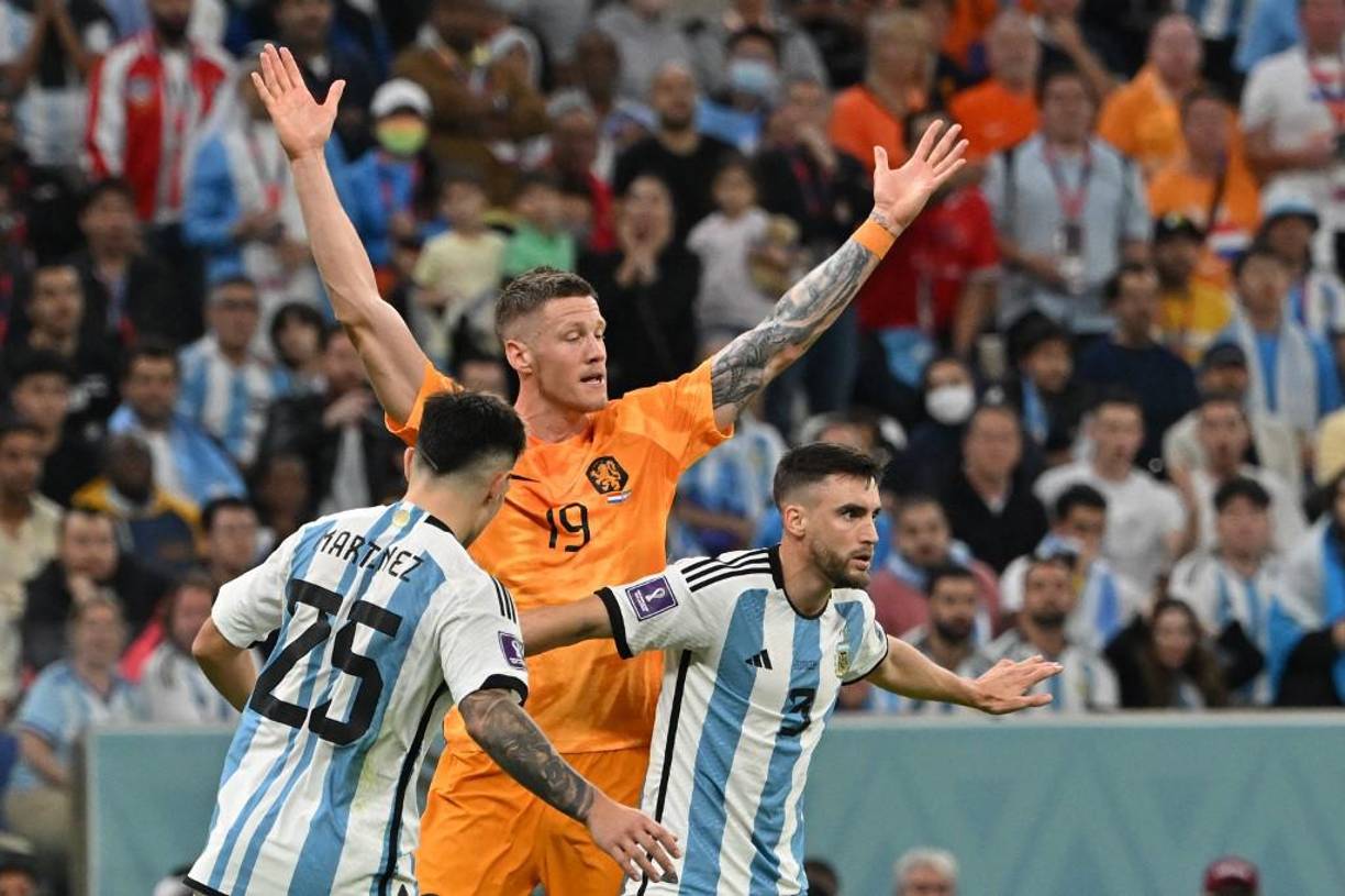 En la ruta al vestuario, Wout Weghorst, el autor de los dos goles neerlandeses buscó a Leo Messi. Aunque, en el camino se encontró con Lautaro Martínez, Lisandro Martínez y Sergio Agüero.