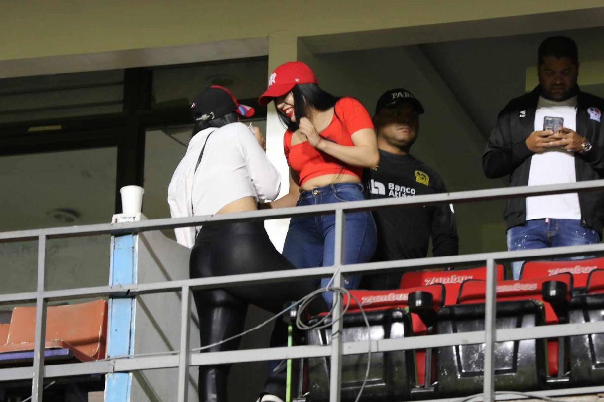 Novia de futbolista, legionario presente y decepción en el Olimpia-CAI