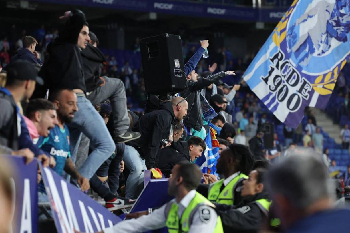 Un grupo de ultras del Espanyol, dolidos por el resultado que los hunde en el descenso, decidió saltarse la gradería y entrar al campo.