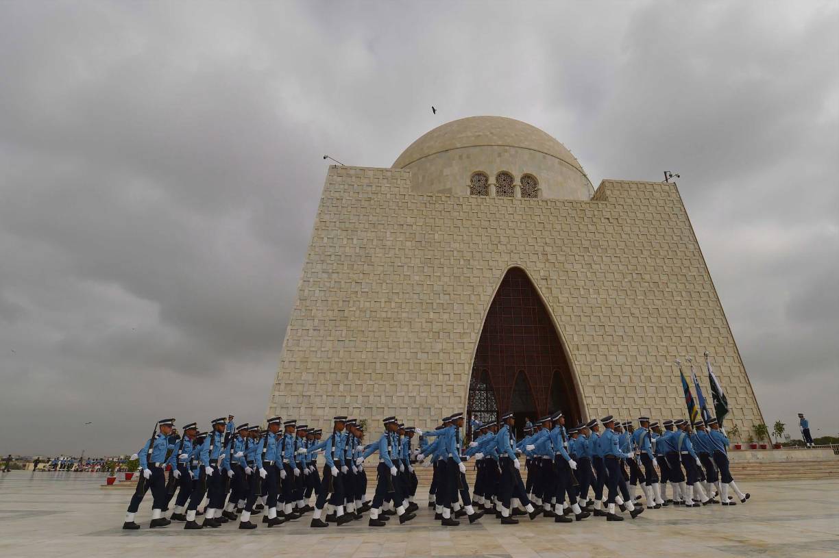 Jóvenes soldados de la Fuerza Aérea de Pakistán asistieron hoy a una ceremonia en el mausoleo del fundador de Pakistán, Muhammad Ali Jinnah.