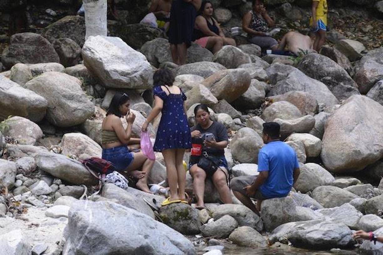 Los balnearios de Armenta y El Zapotal son muy visitados en esta temporada. El caudal de los ríos ha bajado considerablemente lo que llama a la reflexión de los ciudadanos de cuidar los recursos naturales y recuperar estos lugares. 