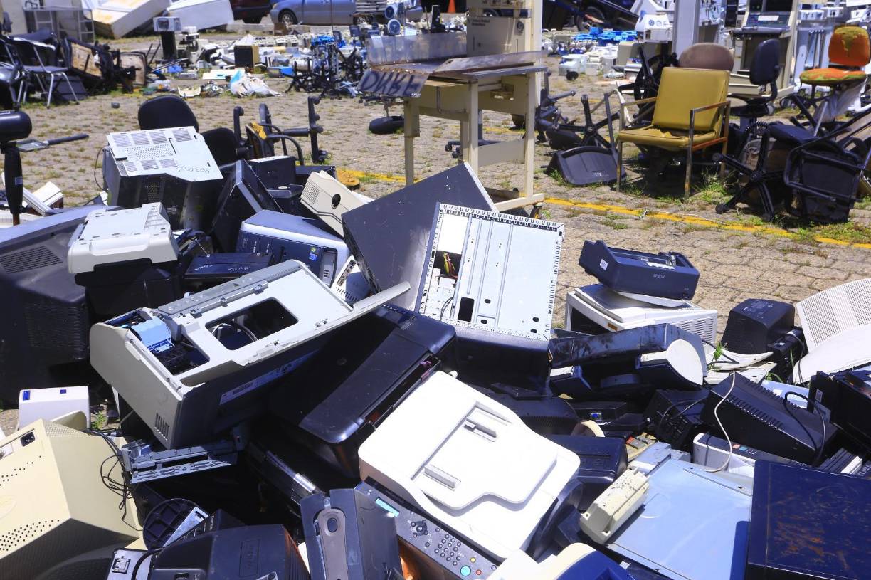 Diversas computadoras, impresoras y monitores también se encuentran desechadas.