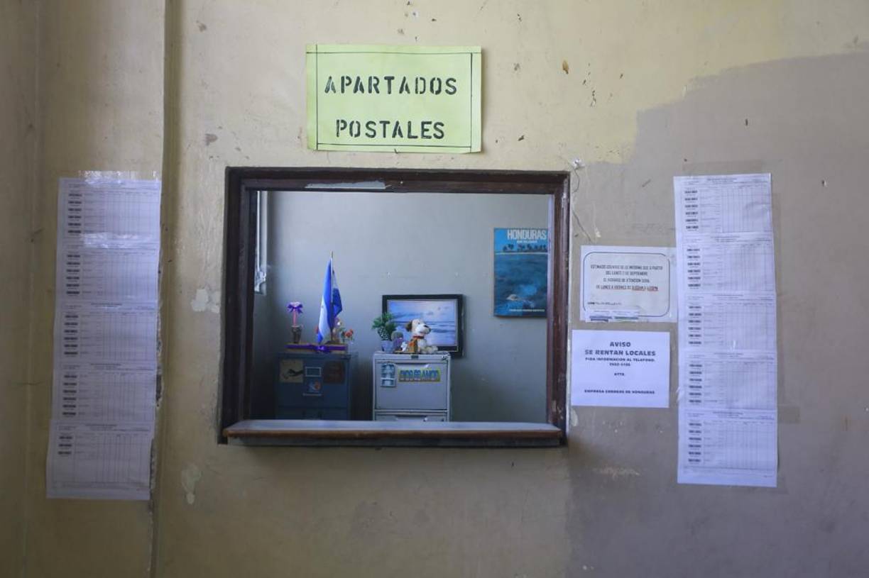 En 1879 Honduras logró ingresar a la Unión Postal Universal con sede en Berna, Suiza. Unos años después alrededor del siglo 20, Honduras ya contaba con servicio aéreo internacional.