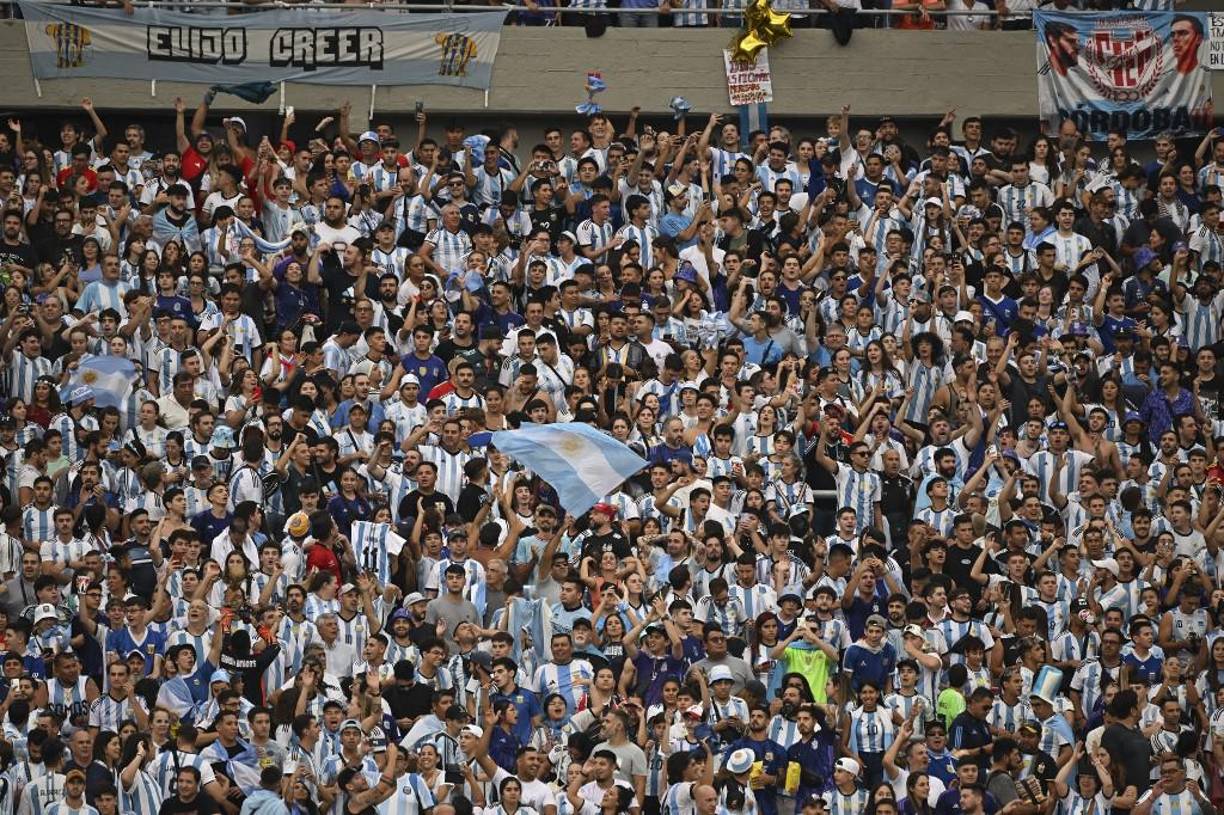 “Es la primera vez que vengo a ver a la selección y es la gloria. Ahora que somos campeones hasta vengo al <b>Monumental</b>. Soy de Boca pero no me importa nada, quiero ver a la selección”, dijo a la AFP Lautaro Vidal, un trabajador petrolero de Río Negro, 900 km al sur, quien dejó de lado la clásica rivalidad del fútbol argentino.