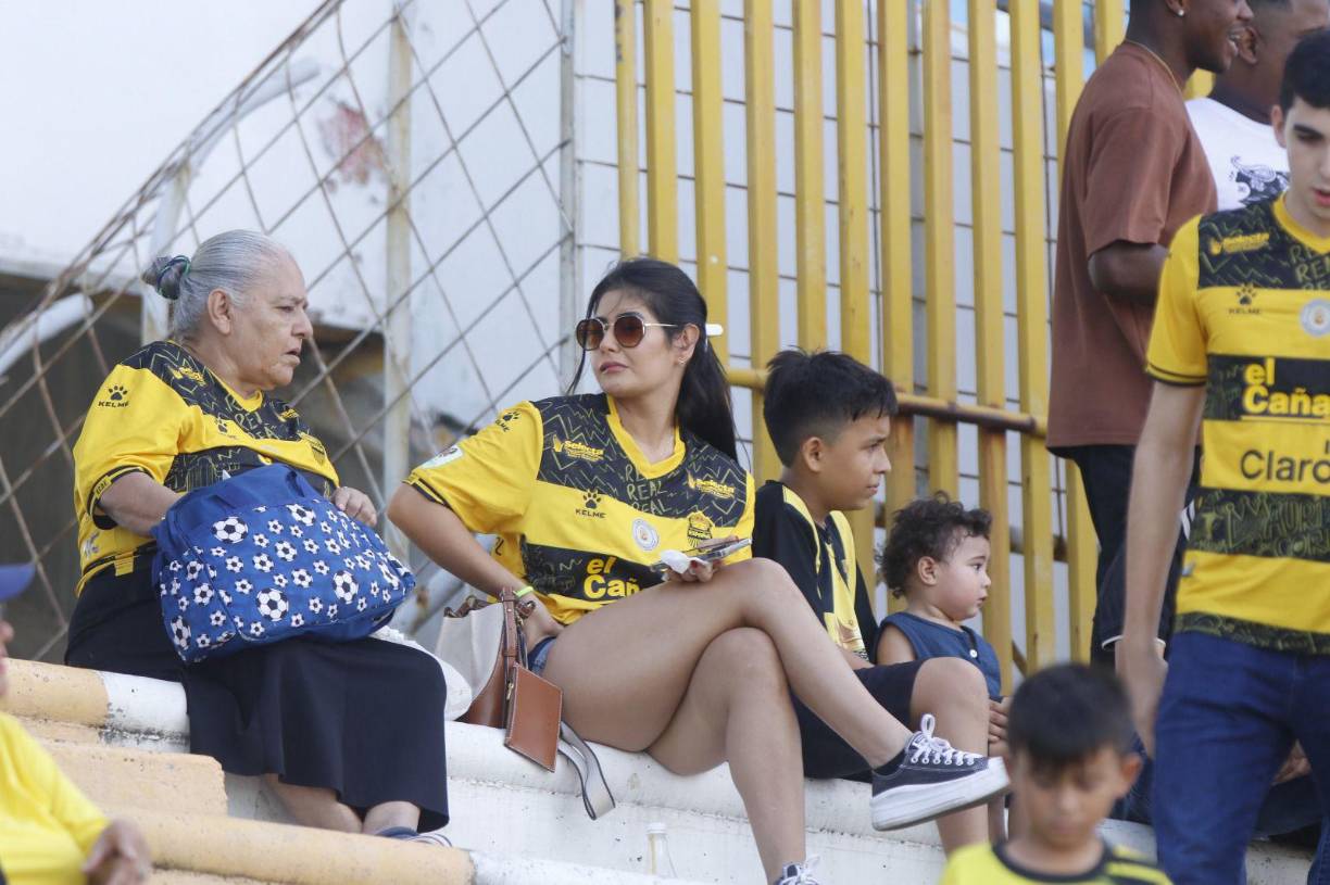 Así se vivió el ambiente en las graderías previo al dueo entre Real España y Génesis. 