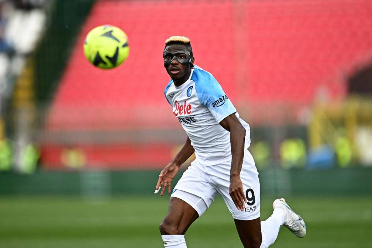 Según Sky Sports, el Chelsea está seriamente interesado en fichar ala atacante nigeriano Victor Osimhen del Napoli. El cuadro italiano le pide a los ingleses la cantidad de 150 millones de euros.