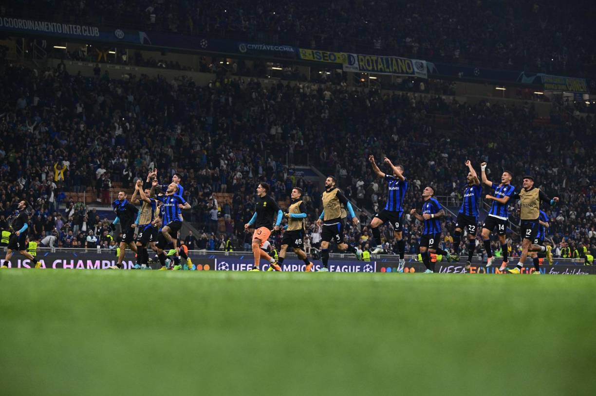 Jugadores del Inter de Milán celebrando con su afición al final del partido el triunfo contra el Barcelona.