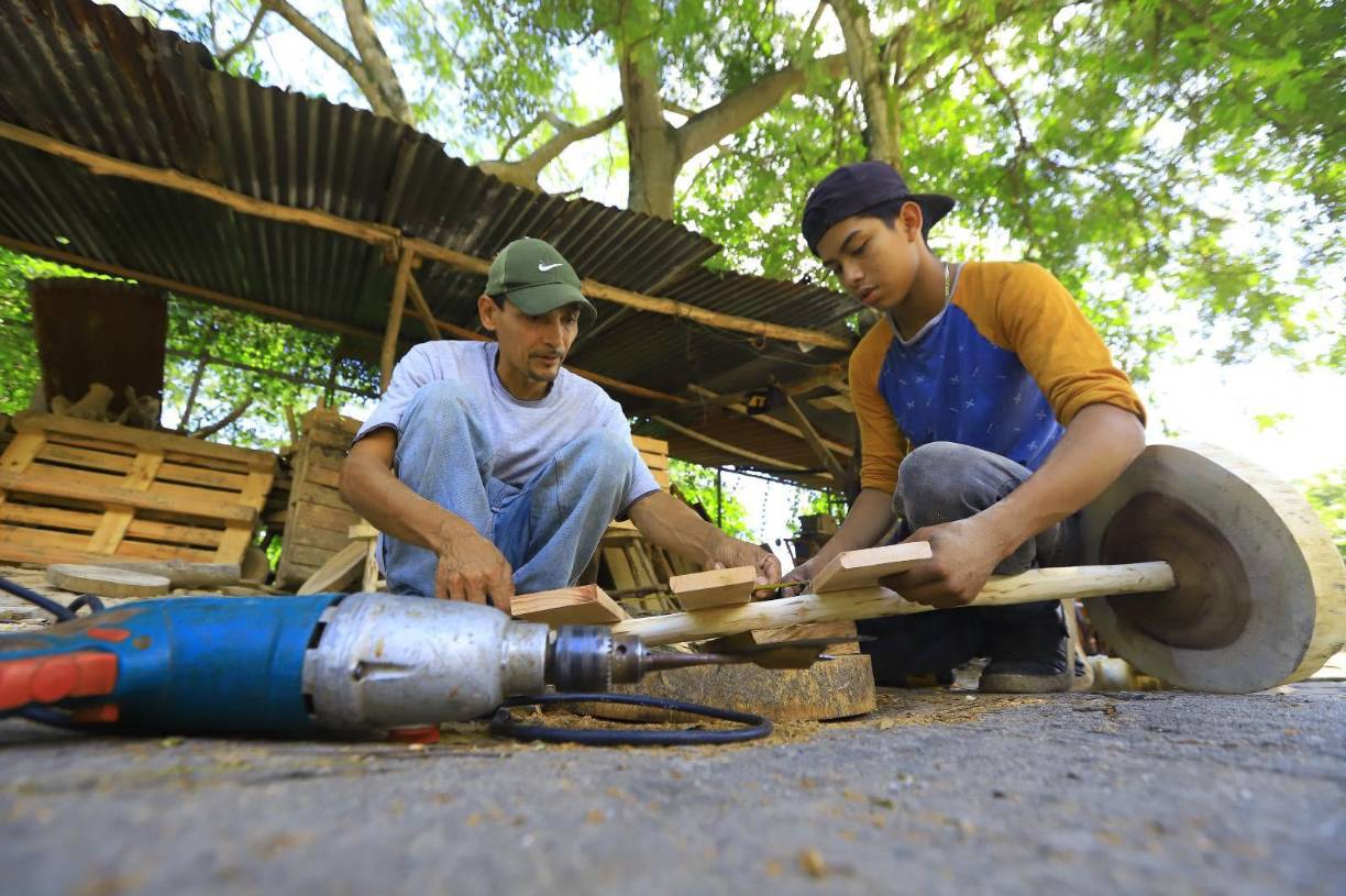 Entre grietas, distintas texturas, colores y formas, estos emprendedores encontraron su inspiración y su materia prima. Con habilidad y destreza, transforman cualquier porción de madera en un mueble.