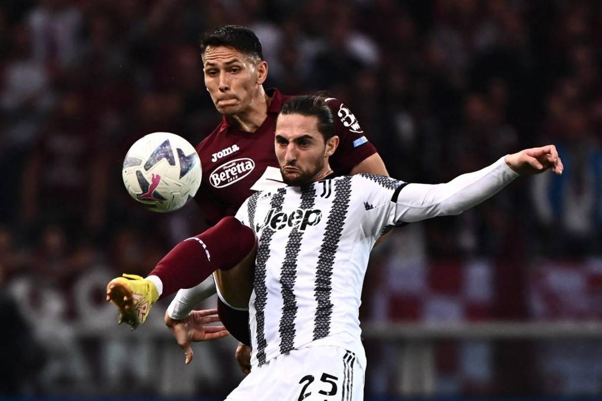 Adrien Rabiot sigue sin extender contrato con la Juventus de Turín. Aunque el club ha comenzado a moverse con la intención de renovar su contrato,que acaba en junio de 2023, la madre y agente del jugador, Veronique, sigue sin aceptar la propuesta.